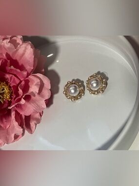 Pearl and gold earrings